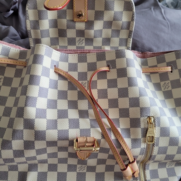 Woman's Purse - Picture 9 of 16